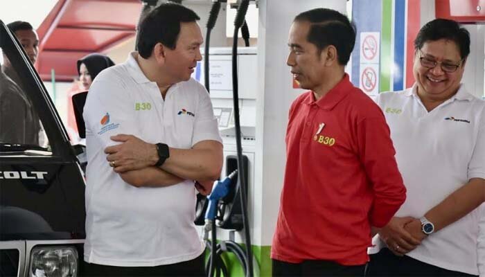 Basuki Tjahaja Purnama (BTP) alias Ahok mendampingi Presiden Joko Widodo saat meresmikan implementasi biodiesel 30 persen (B30) di salah satu SPBU di Jakarta. (ist)