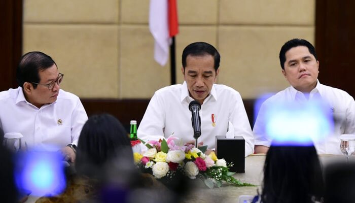Presiden Jokowi saat memberikan keterangan didampingi Seskab Pramono Anung dan Menteri BUMN Erick Thohir. (ist)