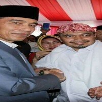 Irwannur Latubual saat bersalaman dengan Jokowi di Pilpres. (ist)