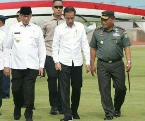 Presiden RI, Joko Widodo dan rombongan disambut oleh Gubernur Banten, Wahidin Halim di Stadion Seruni, Kota Cilegon, Jum’at (6/12/2019)