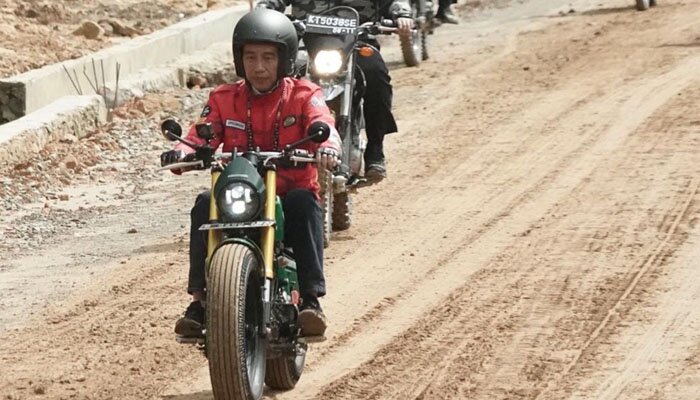 Presiden Jokowi menggunakan sepeda motor saat menjajal jalan perbatasan trans-Kalimantan di Kecamatan Krayan, Kabupaten Nunukan, Provinsi Kalimantan Utara, (ist)