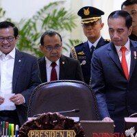 Presiden Jokowi saat memimpin rapat terbatas terbatas persiapan Natal dan Tahun Baru, di Kantor Presiden, Jakarta. (johara)