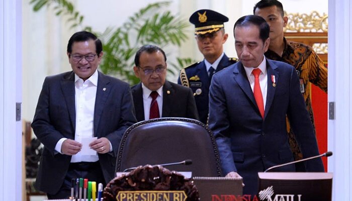 Presiden Jokowi saat memimpin rapat terbatas terbatas persiapan Natal dan Tahun Baru, di Kantor Presiden, Jakarta. (johara)