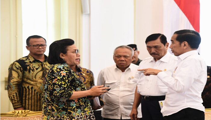 Presiden Jokowi saat memimpin rapat terbatas mengenai perkembangan penyusunan  RUU Omnibus Law Cipta Lapangan Kerja, di Istana Kepresidenan Bogor, Jawa Barat, Jumat (27/12/2019). (ist)