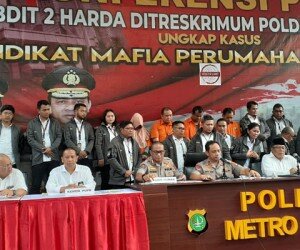 Kapolda Metro Jaya Irjen Pol Gatot Eddy Pramono (tengah), Kabid Humas Polda Metro Jaya Kombes Pol Yusri Yunus (ketiga dari kiri), dialam konferensi pers ungkap kasus penipuan penjualan rumah syariah, di Polda Metro Jaya, Jakarta Selatan