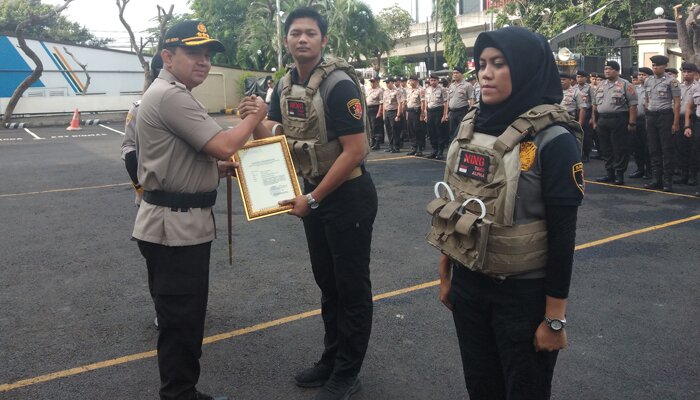 Kapolres Jakut, Kombes Budhi Herdi Susianto memberikan penghargaan kepada sejoli anggota Tim Tiger Polres Jakut, Briptu Bambang Priyo Prakasa dan Bripda Naning Eka Indra Rahayu. (yahya)