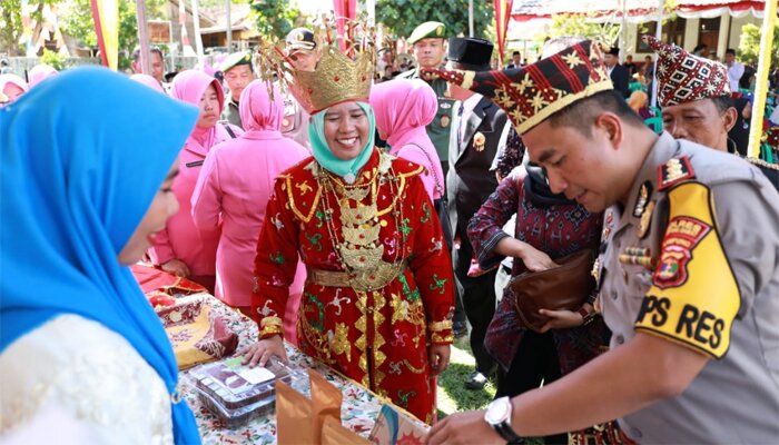 Kapolres Lampung Barat AKBP Rachmat Tri Hariyadi di acara pengobatan cuma-cuma.(koesma)