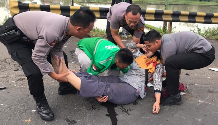 Kapolres Serang AKBP Indra Gunawan saat mengevakuasi para korban untuk dibawa ke RS Hermina Ciruas. (haryono)