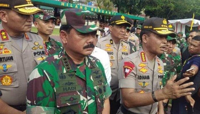 Usai pimpin apel Operasi Lilin Toba 2019 Panglima TNI Marsekal Hadi Tjahjanto dan Kapolri Jenderal Idham Azis diwawancarai wartawan