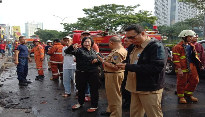 Kapolsek Beji, Kompol Yenny Anggreini Sihombing mengamankan lokasi kebakaran. (ist)