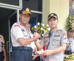 Kapolsek Tanag Abang Kompol RM Jauhari disambut ratusan anggota.(silaen)