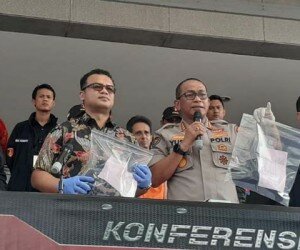 Kabid Humas Polda Metro Jaya Kombes Pol Yusri Yunus (kedua dari kanan), Wakil Direktur Reserse Kriminal Umum Polda Metro Jaya AKBP Dedy Murti (kedua dari kiri), dalam konferensi kasus pencabulan, di Polda Metro Jaya, Jakarta Selatan, Jumat (20/12/2019). (firdha)