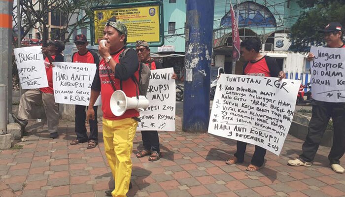 Kegiatan aksi demo mendukung tindakab tegas kepada para koruptor di depan kantor Kejari Depok. (anton) Attachments area