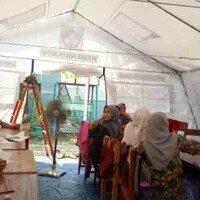 Salah satu kegiatan ujian siswa SKh Assalam 01, Jl. Raya Cendana Ciater, Serpong dalam tenda darurat. (anton)