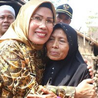 Bupati Serang Ratu Tatu Chasanah bersama warga disela-sela peletakan batu pertama perbaikan rumah tidak layak huni. (ist)