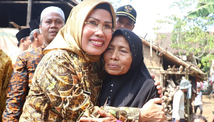 Bupati Serang Ratu Tatu Chasanah bersama warga disela-sela peletakan batu pertama perbaikan rumah tidak layak huni. (ist)