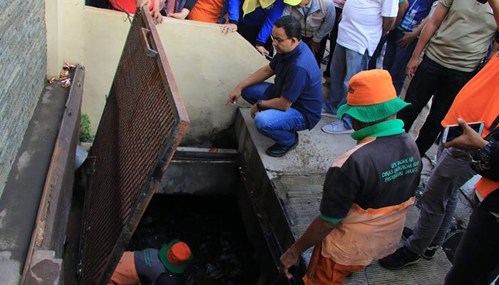 Gubernur DKI Jakarta, Anies Baswedan memantau bak kontrol saat kerja bakti gerebek sampah di RW 01 Kelurahan Jatipulo, Jakbar. (Rachmi)