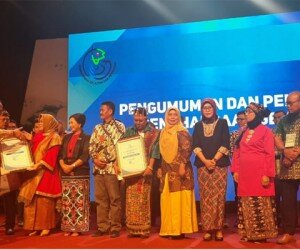 Menteri Kelautan dan perikanan menyerahkan penghargaan pada para pemenang kegiatan Hari Ikan Nasional ke-6 tahun 2019.(ist)