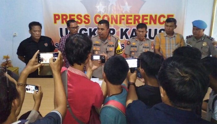 Kapolres Pandeglang, AKBP Sofwan Hermanto didampimgi Kasatreskrim AKP Ambarita saat menggelar ekspose, Selasa (3/12/2019).(ist)