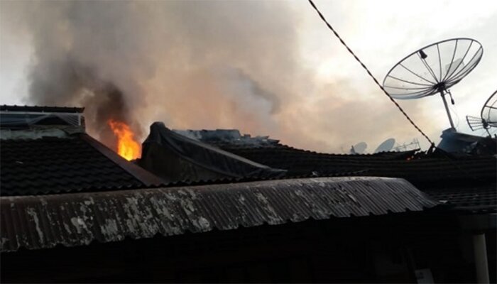 Dua rumah hangus terbakar.(yopi)