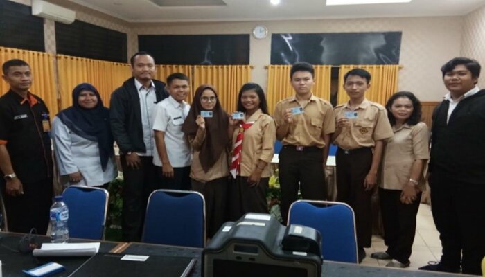 Petugas Sudis Dukcapil Jakbar mendistribusikan KTP el kepada para siswa di Kecamatan Palmerah. (Rachmi)