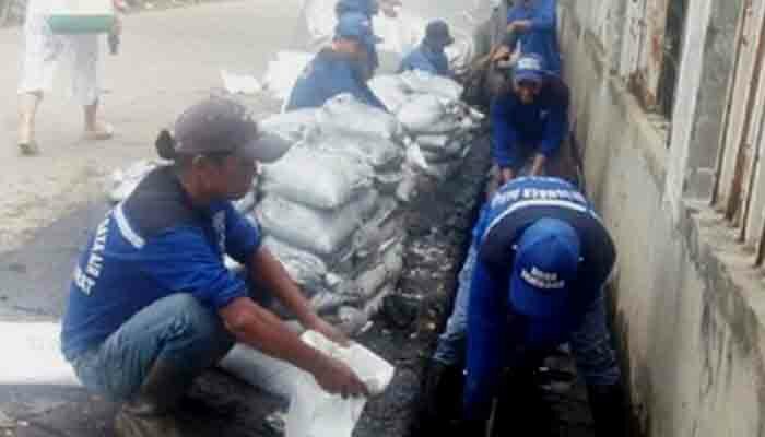 Pasukan biru Satpel SDA Kecamatan Tambora mengangkut 3.100 karung isi lumpur hasil kurasan saluran di Jalan Duri Utara I RW 07, Kelurahan Duri Utara, Jakbar. (Rachmi)