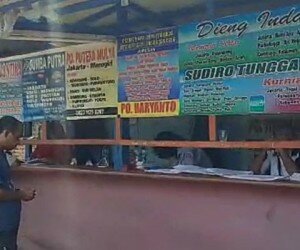 Penjualan tiket bus di terminal Lebak Bulus. (wandi)