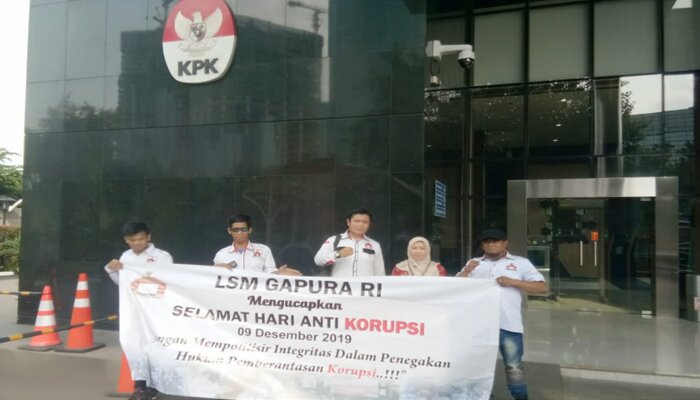 Jajaran LSM Gapura menyebar kado "istimewa" ke para penegak hukum di Hari Anti Korupsi Sedunia, termasuk menyambangi Markas KPK. (sule)