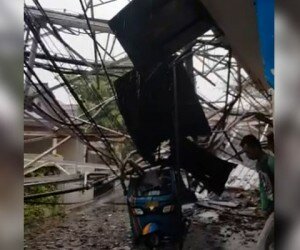 Bajaj tertimpa menara RRI yang roboh di Radio Dalam, Jakarta Selatan. (ist)