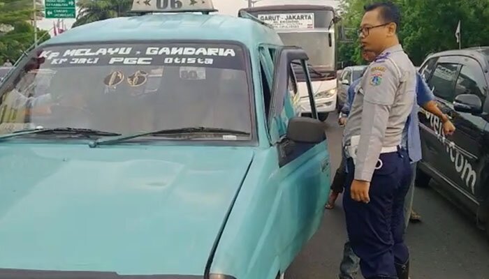 Petugas saat menindak mikrolet yang ngetem sembarangan. (ifand)