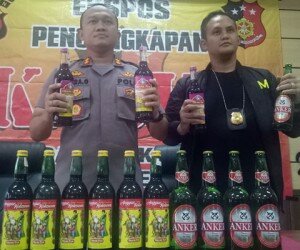 Kapolres Serang, AKBP Indra Gunawan didampingi Kasatreskrim AKP Maryadi menunjukan barang bukti miras hasil operasi Sikat Kalimaya saat ekspose di Mapolres Serang