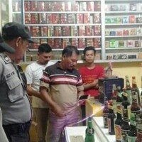 Personel Polsek Pulomerak melakukan razia operasi penyakit masyarakat (Pekat) di sebuah warung penjual jamu, Jumat (13/12/2019) malam. (ist)