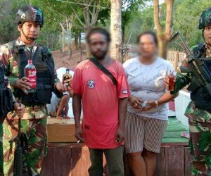 Satgas Yonif Mekanis Raider 411 Kostrad mengamankan ratusan botol miras di Jalan Trans Papua.(ist)