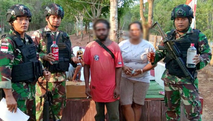 Satgas Yonif Mekanis Raider 411 Kostrad mengamankan ratusan botol miras di Jalan Trans Papua.(ist)