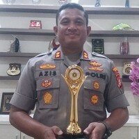 Kapolres Metro Depok AKBP Azis Andriansyah mendapatkan piala penghargaan Mitrapol Award terpilih menjadi polisi terbaik dan membantu masyarakat. (Angga)