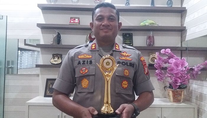 Kapolres Metro Depok AKBP Azis Andriansyah mendapatkan piala penghargaan Mitrapol Award terpilih menjadi polisi terbaik dan membantu masyarakat. (Angga)