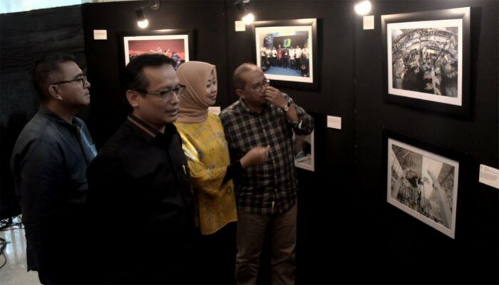 Dir.Umum dan SDM BPJS Ketenagakerjaan Naufal Mahfudz, Dir KeuanganEvi Afiatin dan Ketua Dewas Guntur Witjaksono menyaksikan pameran foto peserta lomba foto jurnalistik.(rihadin)