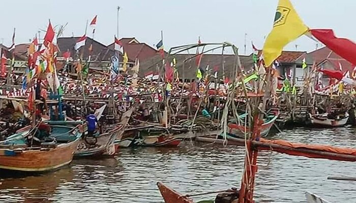 Perahu nelayan Desa Eretan Kulon, Kecamatan Kandanghaur, Indramayu, Jabar ditambat atau diparkir di sepanjang Kali Eretan menunggu cuaca membaik. (taryani)