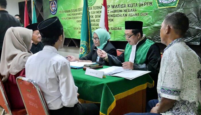 Salah satu kegiatan nikah isbat di gedung perpustakaan Balaikota Depok. (anton)