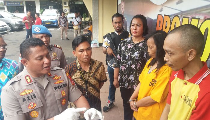 NR, mengaku dipaksa anaknya untuk menyelundupkan narkoba ke rutan Depok.(angga)