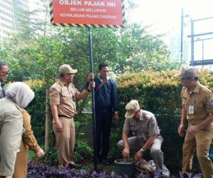 Walikota Jaksel saat melakukan pemasangan plat penunggak pajak di hotel The Grove Suites. (wandi)