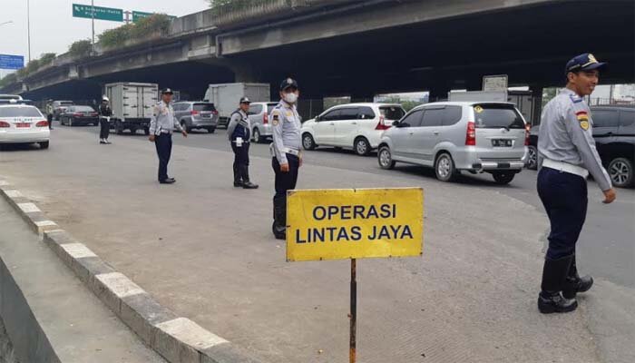 Petugas gabungan dikordinir Sudishub Jakbar saat Operasi Lintas Jaya dan Operasi Parkir Liar di Jalan Raya Kapuk, Cengkareng dan Jalan Daan Mogot, Kalideres. (rachmi)