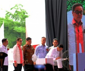 Menteri Perindustrian (Menperin) Agus Gumiwang Kartasasmita (kedua kanan), bersama Menteri Koordinator Bidang Perekonomian (Menko Perekonomian) Airlangga Hartarto, (ketiga kanan), Direktur PT Astra International, Prijono Sugiarto (kedua kiri), Gubernur Jawa Barat Ridwan Kamil (paling kiri), serta Senior Executive Officer Isuzu Motors Limited Japan, Yoishi Masuda (paling kanan) mendampingi Presiden Joko Widodo saat seremonial ekspor perdana ISUZU TRAGA ke Filipina di kawasan pabrik ISUZU, Karawang, Jawa Barat, Kamis (12/12).(ist)