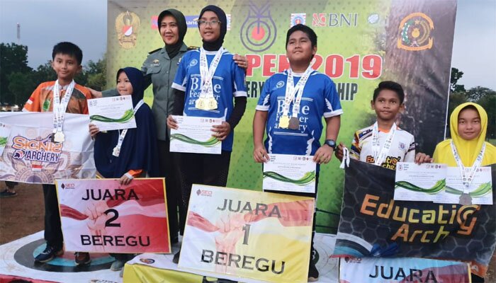 Dafa saat menerima medali penghargaan Kejuaraan Panahan KUAD Open 2019. (ist)