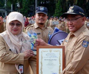 Wali Kota Depok Muhammad Idris saat menyerahkan penghargaan rakuat dan pasar kecil dari Propinsi Jabar kepada Kadisdagin Kania Parwati. (anton)