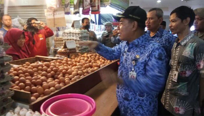 Wakil Walikota Jakpus, Irwandi tengah memantau harga kebutuhan pokok di Pasara Senen. (ist)