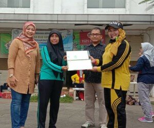 Guru Paud di Bekasi menerima secara simbolis kartu peserta BPJS Ketenagakerjaan.(ist)