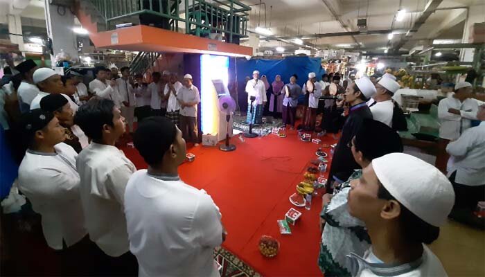 Pedagang Pasar Santa gelar peringatan Maulid Nabi Muhammad SAW dan Santunan Anak Yatim Piatu di Pasar Santa, Jaksel. (adji)