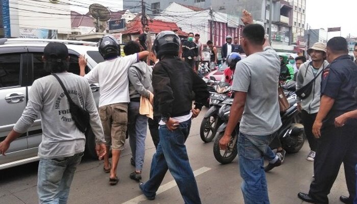 Pelajar SMA di kawasan Pamulang yang berhasil diamankan warga saat ingin aksi tawuran di Jl. Raya Siliwangi. (anton)