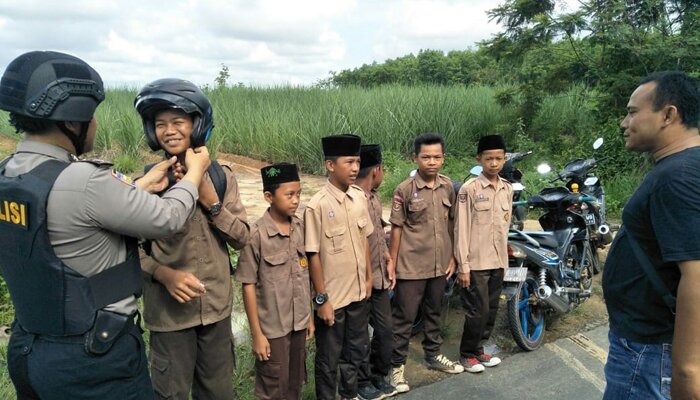 Pelajar tak pakai helm ditegur. (koesma)